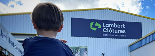 Enfant devant usine Lambert Clôtures