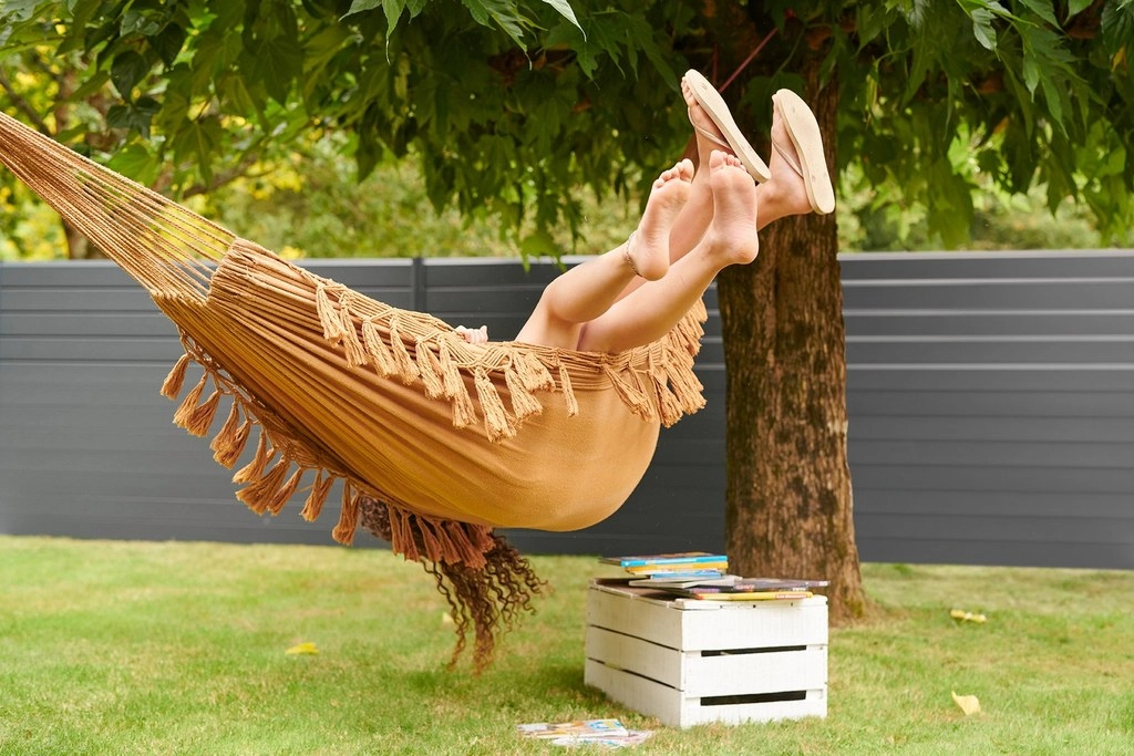 Photo de la clôture aluminium Lissalu, vue de jardin , enfants qui s'amusent en toute discrétion