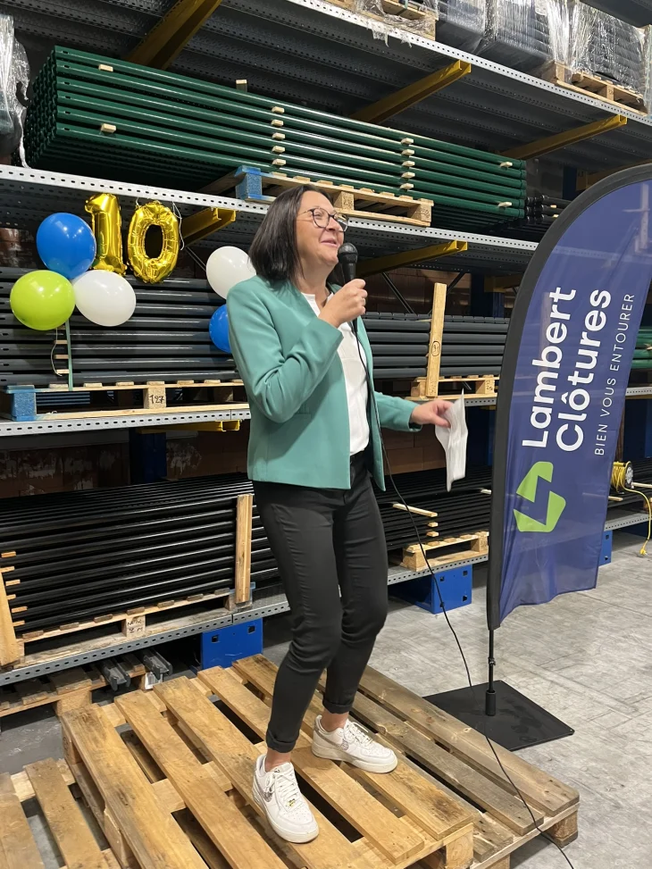 Magalie Brunet responsable de l'agence Lambert Clôtures de Caeen célèbre ses clients et son équipe ! 