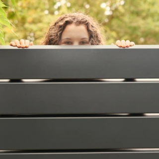 Photo d'une clôture en aluminium LISSALU avec une jeune fille